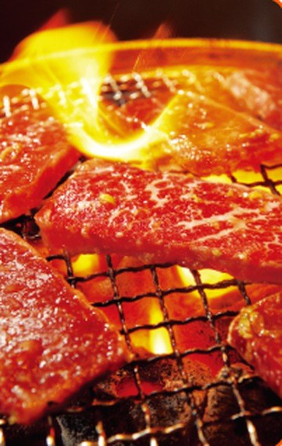 炭火で焼かれるカルビ